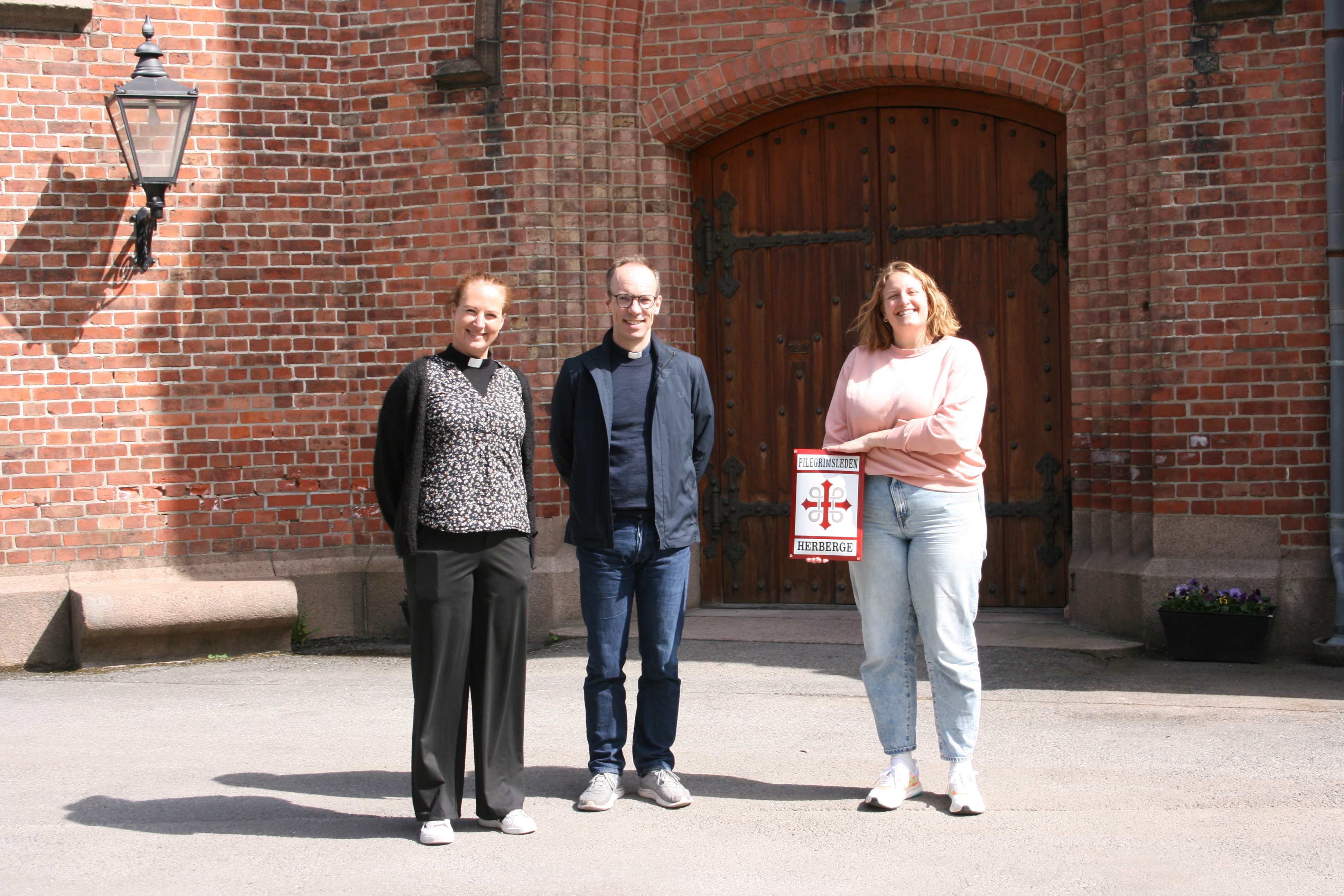 ÅPNER DØRENE: Liv Arnhild Romsaas (f.v.), Christofer Solbakken og Marit Juven Gjærde gleder seg til å kunne ta imot slitne og trøtte pilgrimer gjennom sommeren.