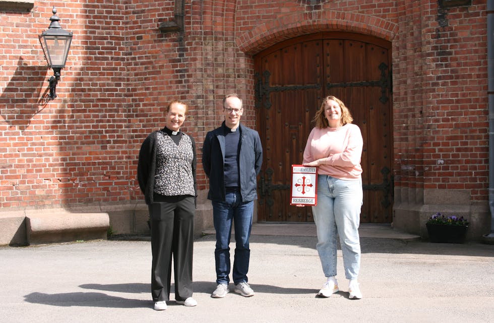 ÅPNER DØRENE: Liv Arnhild Romsaas (f.v.), Christofer Solbakken og Marit Juven Gjærde gleder seg til å kunne ta imot slitne og trøtte pilgrimer gjennom sommeren.
