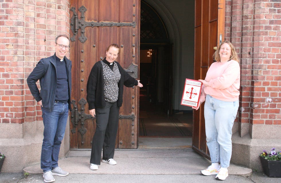VELKOMMEN INN: Prost Christofer Solbakken (f.v.), sokneprest Liv Arnhild Romsaas og diakon Marit Juven Gjærde er spente på hvordan det blir å få overnattingsgjester i den staselige kirken.