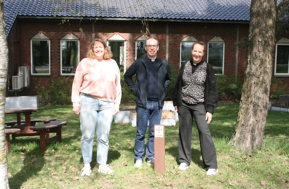 LYKKE TIL PÅ FERDEN: Østlenden som går til Trondheim passerer rett ved siden av Østre Aker kirke. Det gjør kirken til et perfekt overnattingssted, mener Marit Juven Gjærde (f.v.), Christofer Solbakken og Liv Arnhild Romsaas.