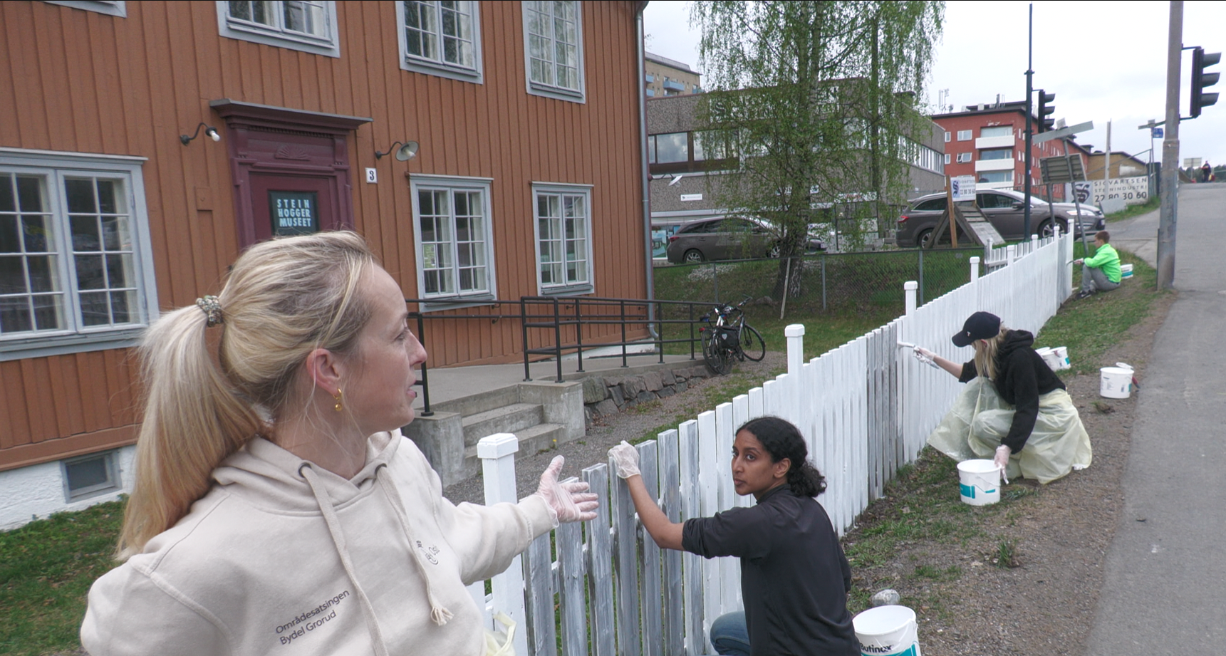 GOD HJELP: Oxana Gundersen får god hjelp av blant andre Meti Olika, prosjektleder for Groruddals-satsingen, delprogram nærmiljø Bydel Grorud.