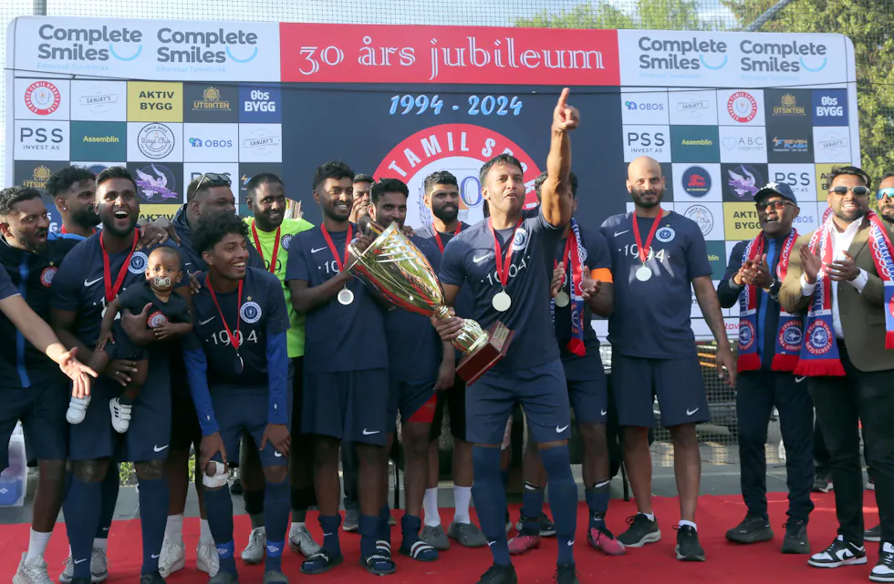 VILL GLEDE: Det smakte ekstra godt for STSC å vinne finale og pokal i Stovner Cup samtidig som klubben fyller 30 år.