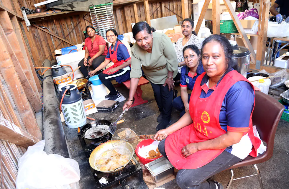 MATKYNDIG GJENG: Det var varmt og klamt innerst i matteltet hvor produksjonen gikk for fullt, men denne gjengen stod på med brede smil.
