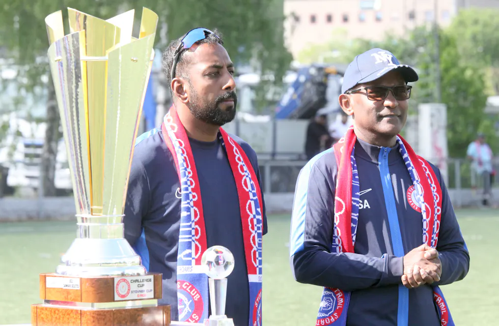 FULL KONTROLL: Sekretær og nestleder Anton Ladislaus ( t v) og Ananth Sathananthan, styreleder i Stovner Tamil Sports Club, var høyt og lavt under arrangementet og styrte begivenhetene med sikker hånd.