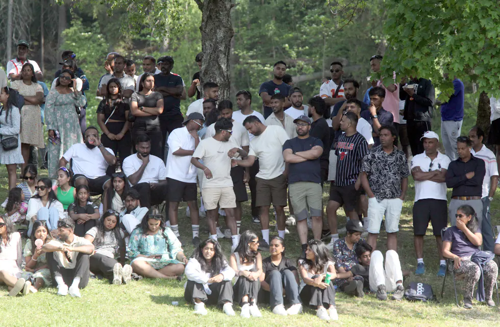 I SKYGGEN: EN het finale og en het søndag ettermiddag - da er det greit å være tilskuer i skyggen.