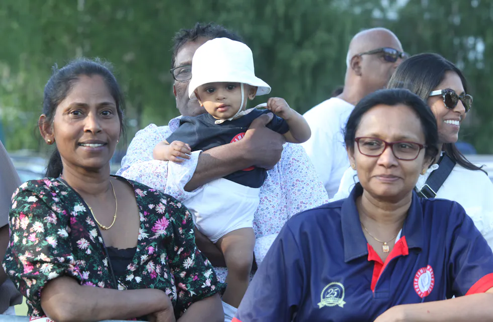 UNG FAN: Alle aldre samles rundt banen for å heie frem hjemmelaget!