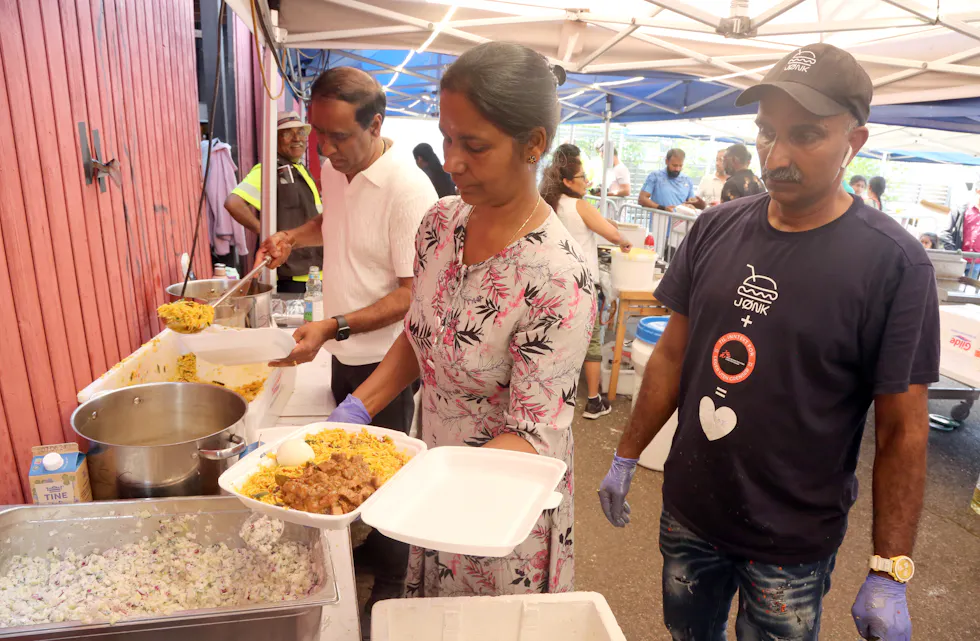 VIKTIG JOBB: Hadde det ikke vært for de mange frivillige ville det ikke blitt anledning til å kjøpe deilige tamilske retter tre dager til ende.