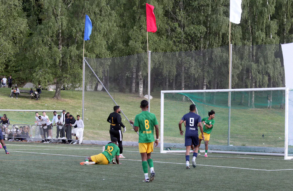 DEN SATT: Etter å ha rundlurt hele forsvaret til St. Patricks College sørger Agash Puthi for 1-0 til Stovner Tamil Sports Club.