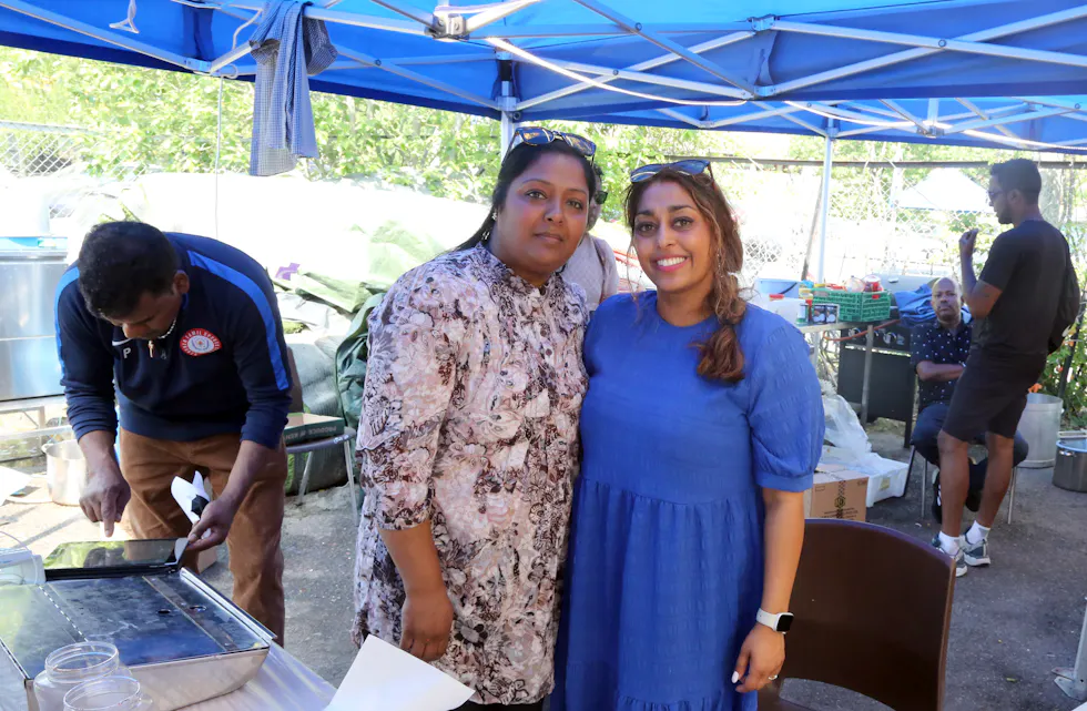 STOR INNSATS: To av de mange frivillige som sørget at det aldri gikk tomt for mat under Stovner Cup.