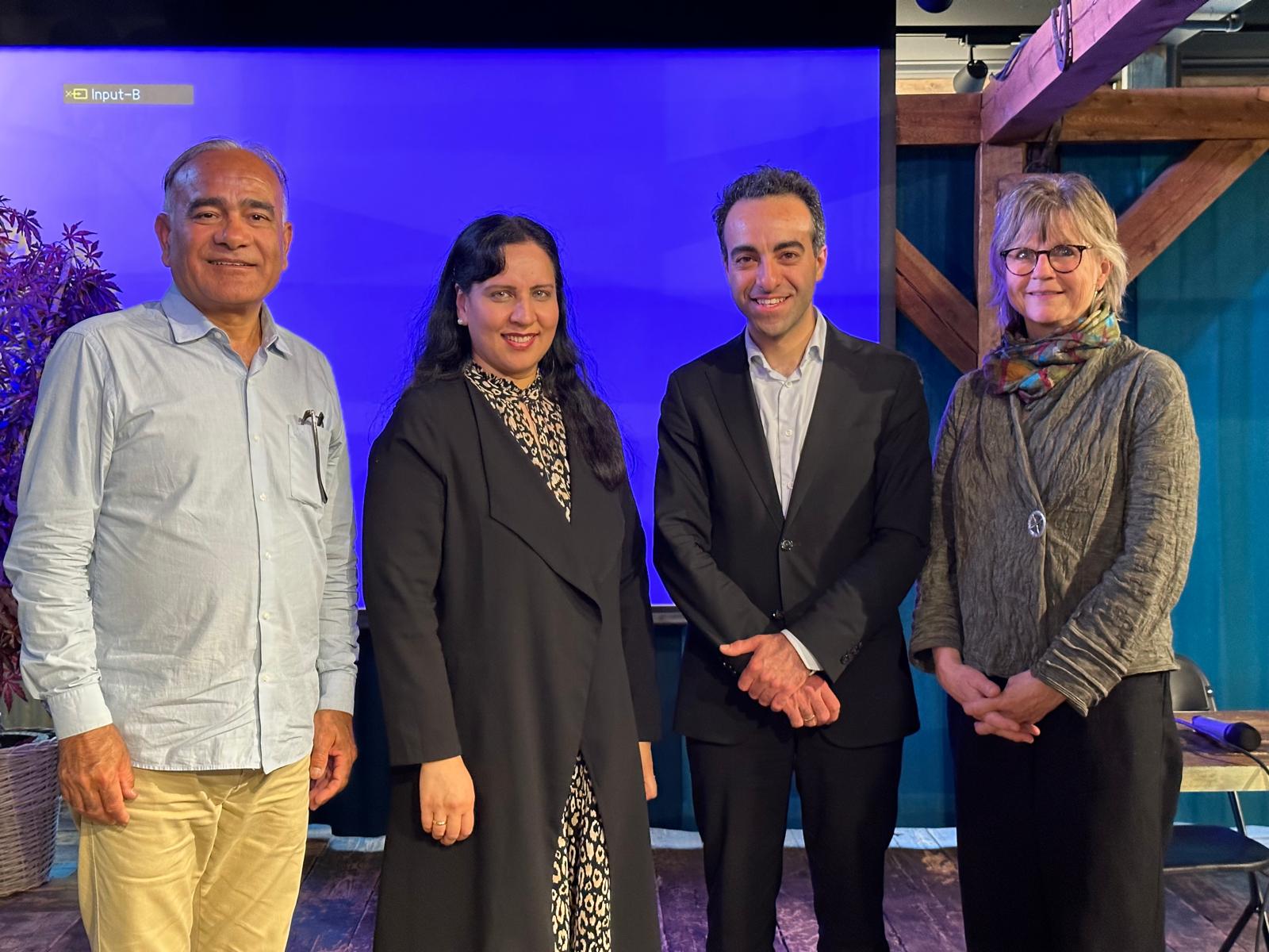 SAMLET: Leder av Stovner Frp, Ombir Singh Upadhyay (f.v), leder av Stovner Høyre, Afshan Rafiq, byråd Saliba Andreas Korkunc og nestleder i Stovner/Grorud KrF, Trine Lise Asheim.