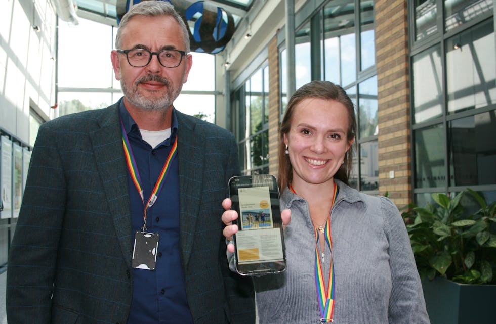 ALT PÅ ETT STED: Nå blir det mye lettere å finne ut hva du kan gjøre, hvor og når. For første gang har Bydel Alna i år samlet alt av sommertilbud på ett sted. Det gleder bydelsdirektør Anders Berg (t.v.) og BU-leder Mari Morken (Ap) seg over.