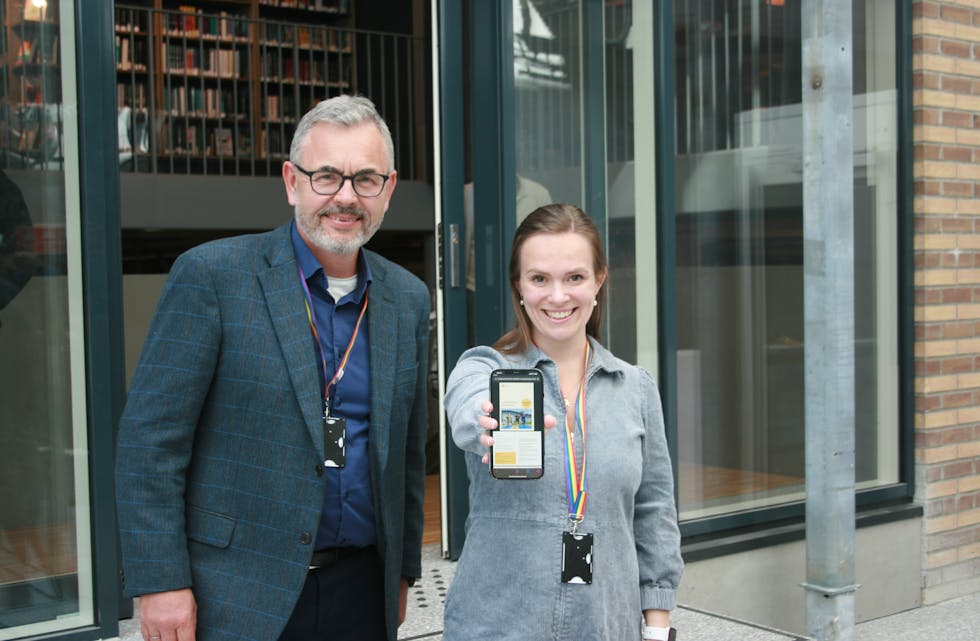 MYE Å FINNE PÅ: Brosjyren er lang, men er heldigvis inndelt i ulike områder så det skal være lett å finne fram. Anders Berg (t.v.) og Mari Morken (Ap) tror og håper at det vil få god innvirkning på deltakelsen.