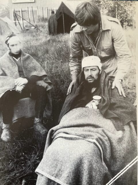 Godt med et ullteppe rundt seg når gradestokken viser seks minus. Her fra Fryseprøven i 1981. 