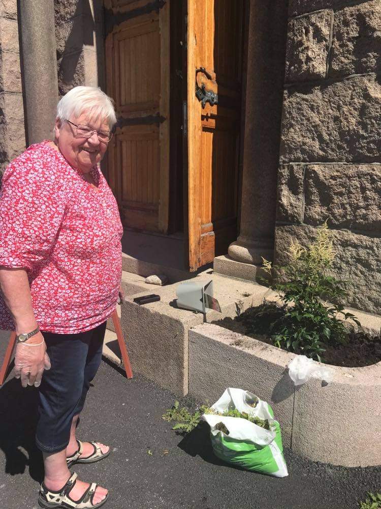 Birgit Jøkling fotografert på dugnad utenfor kirken. (Foto: Ingrid Haddal)