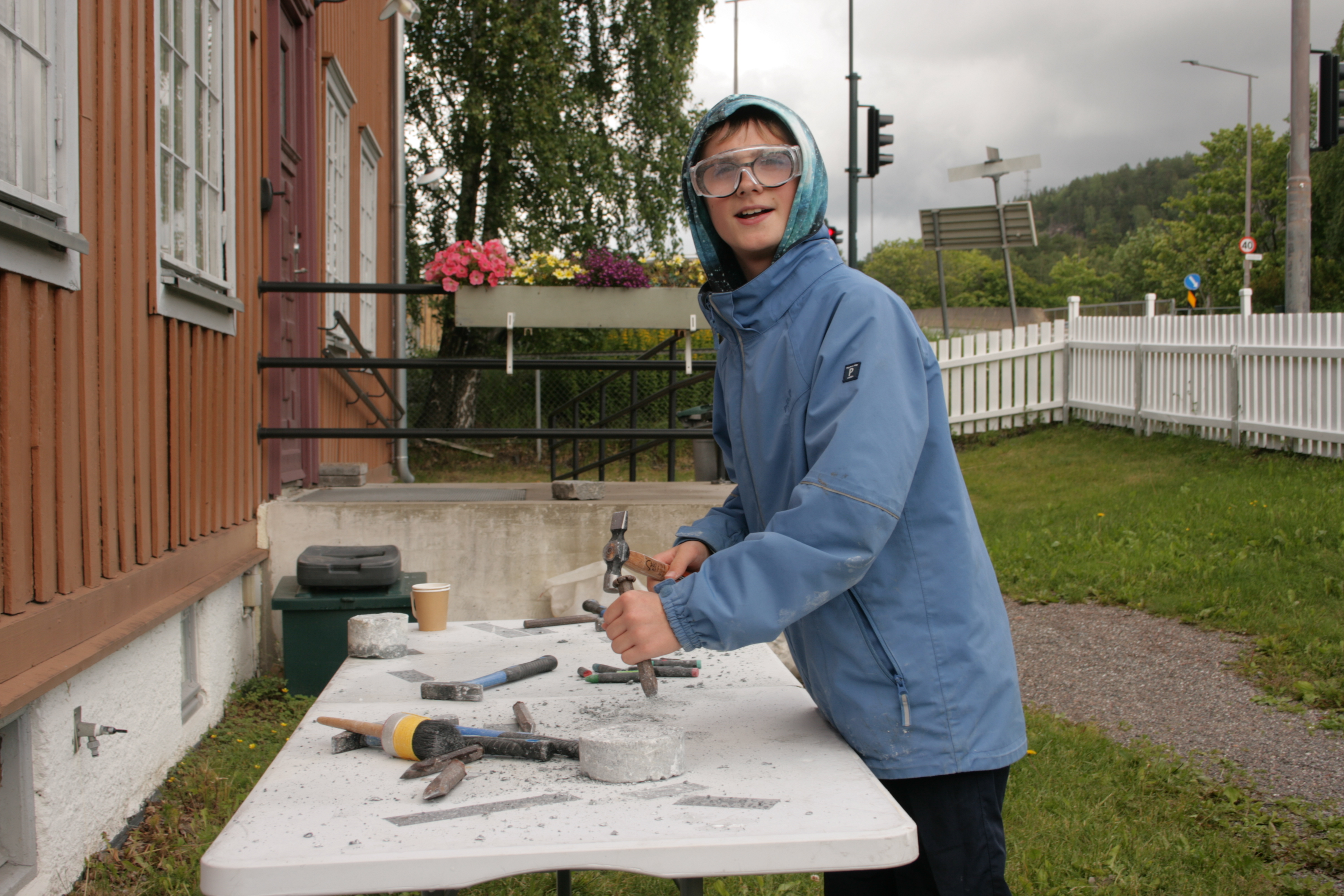 UNG STEINHOGGER: Odin (10) prøver ut gammel steinhoggerkunst.