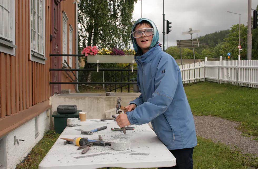 UNG STEINHOGGER: Odin (10) prøver ut gammel steinhoggerkunst.