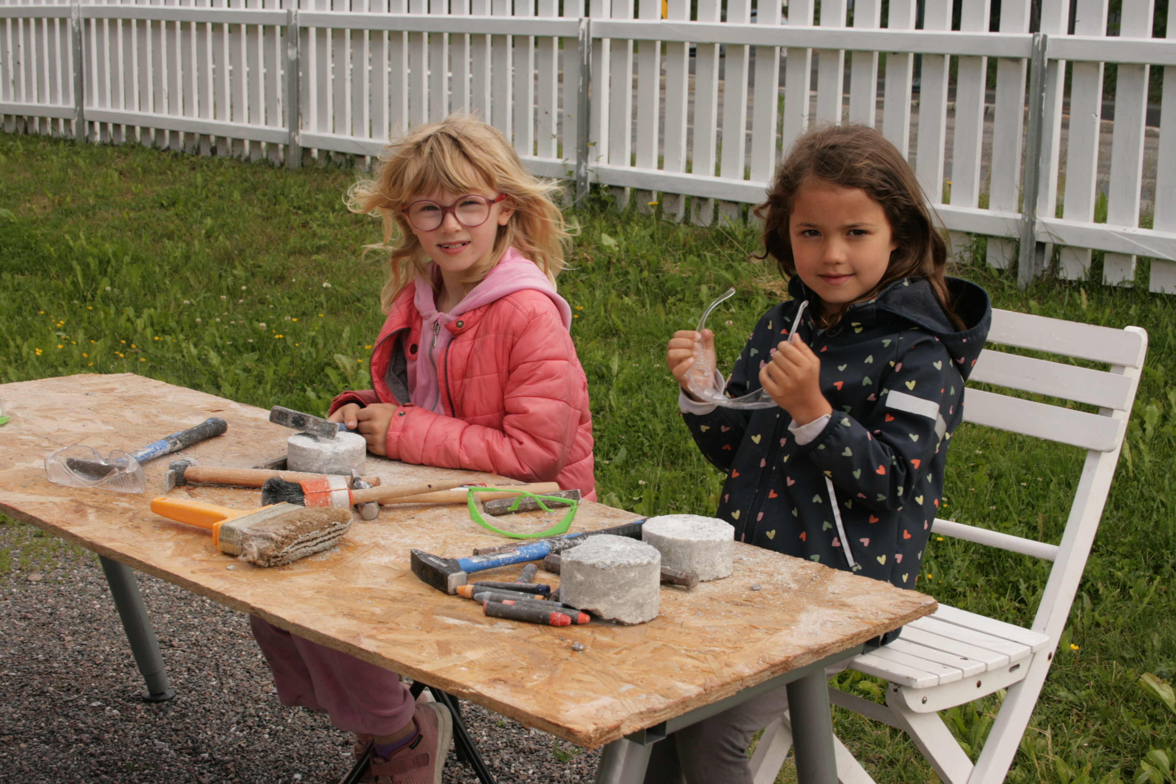 JENTENE KAN OGSÅ: Johanna Marie (6, t.v.) og Henny (6) viser at også jenter kan hogge stein om de vil.