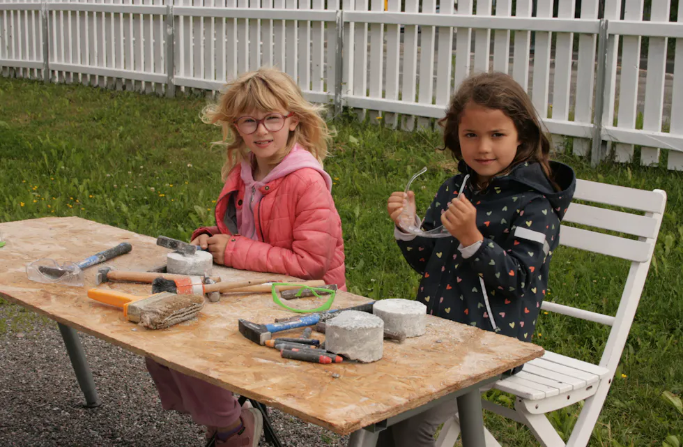 JENTENE KAN OGSÅ: Johanna Marie (6, t.v.) og Henny (6) viser at også jenter kan hogge stein om de vil.