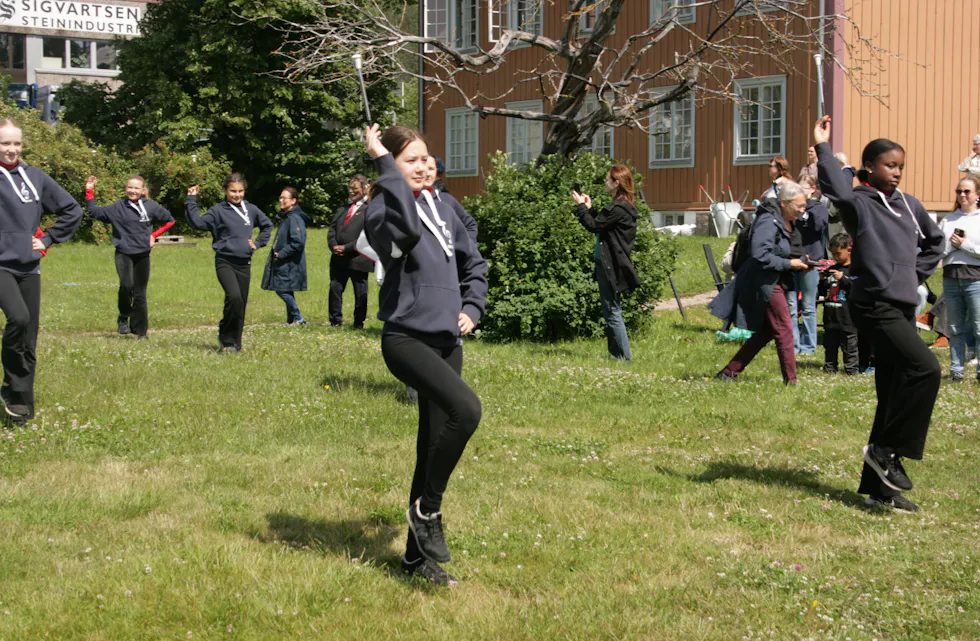 GODT ØVDE: Grorud skoles musikkorps avslutter vårsesongen med et skikkelig brak, når de tradisjon tro åpnet Grorudukas siste dag.