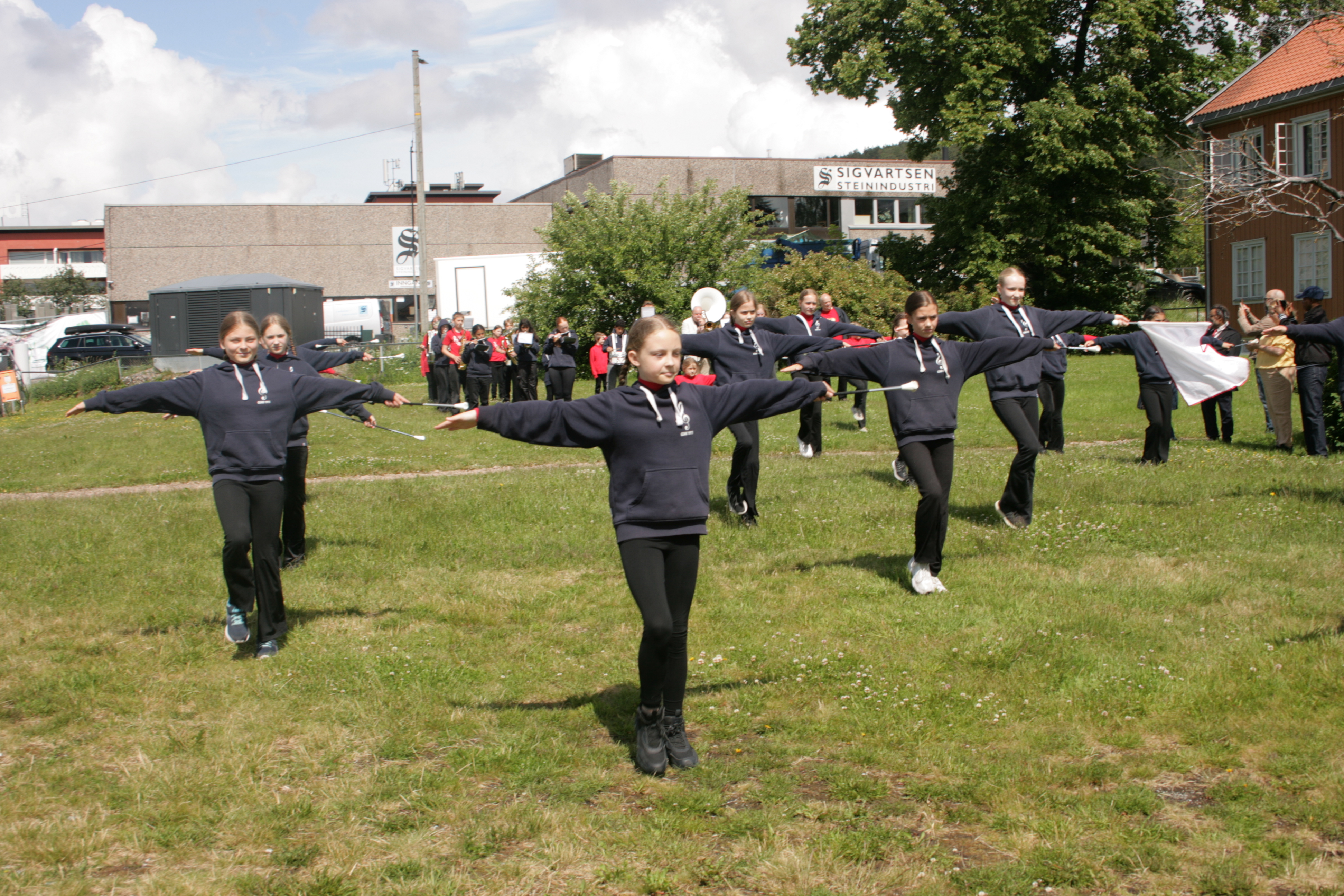 TRADISJON TRO: Grorud skoles musikkorps og drilltropp stilte opp for å åpne Grorudukas siste arrangement.