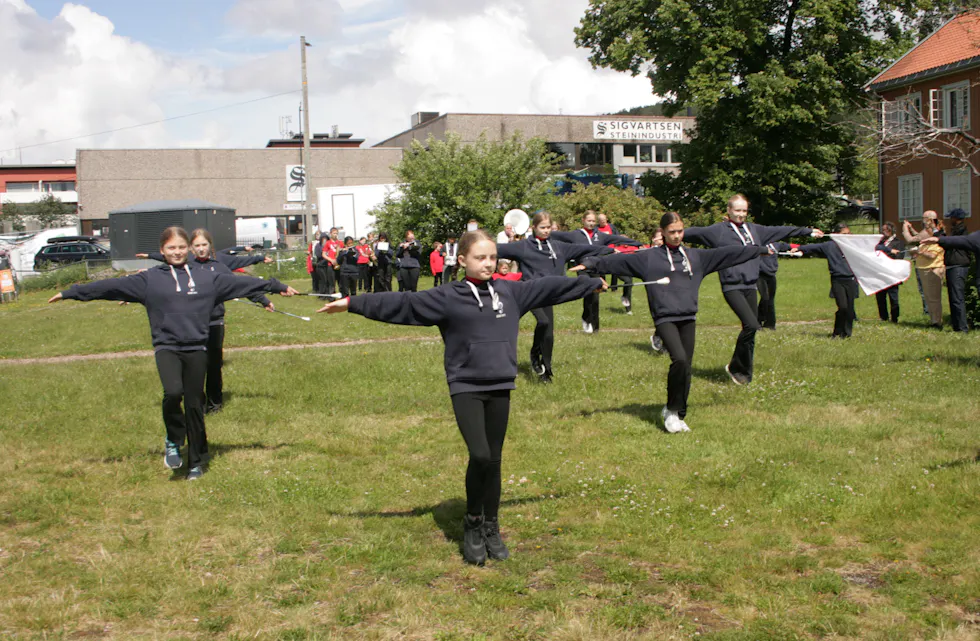TRADISJON TRO: Grorud skoles musikkorps og drilltropp stilte opp for å åpne Grorudukas siste arrangement.