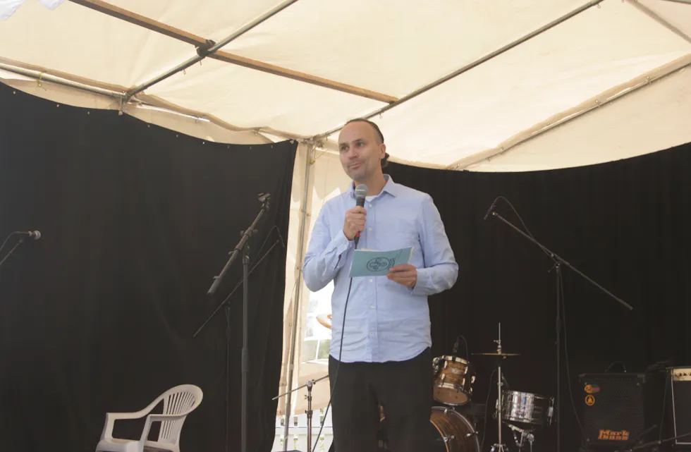 ØNSKET VELKOMMEN: Mikael Oguz kunne litt forsinket ønske velkommen til årets siste post på Groruduka-programmet.