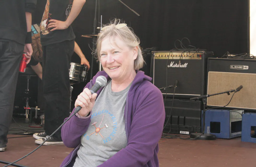 STEINHOGGER-PREG: Når man er i steinhoggerhagen, må selvsagt tradisjonen opp. Frøydis Arnesen inviterte små og store til å prøve seg som steinhoggere.