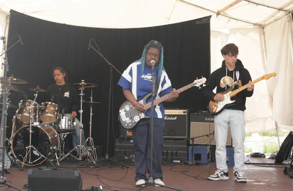 UNGDOMSBAND: The Odd Squad imponerte. På tross av at de bare har spilt sammen i tre måneder, har de allerede øvd inn to coverlåter og skrevet en egen låt. Imponerende!