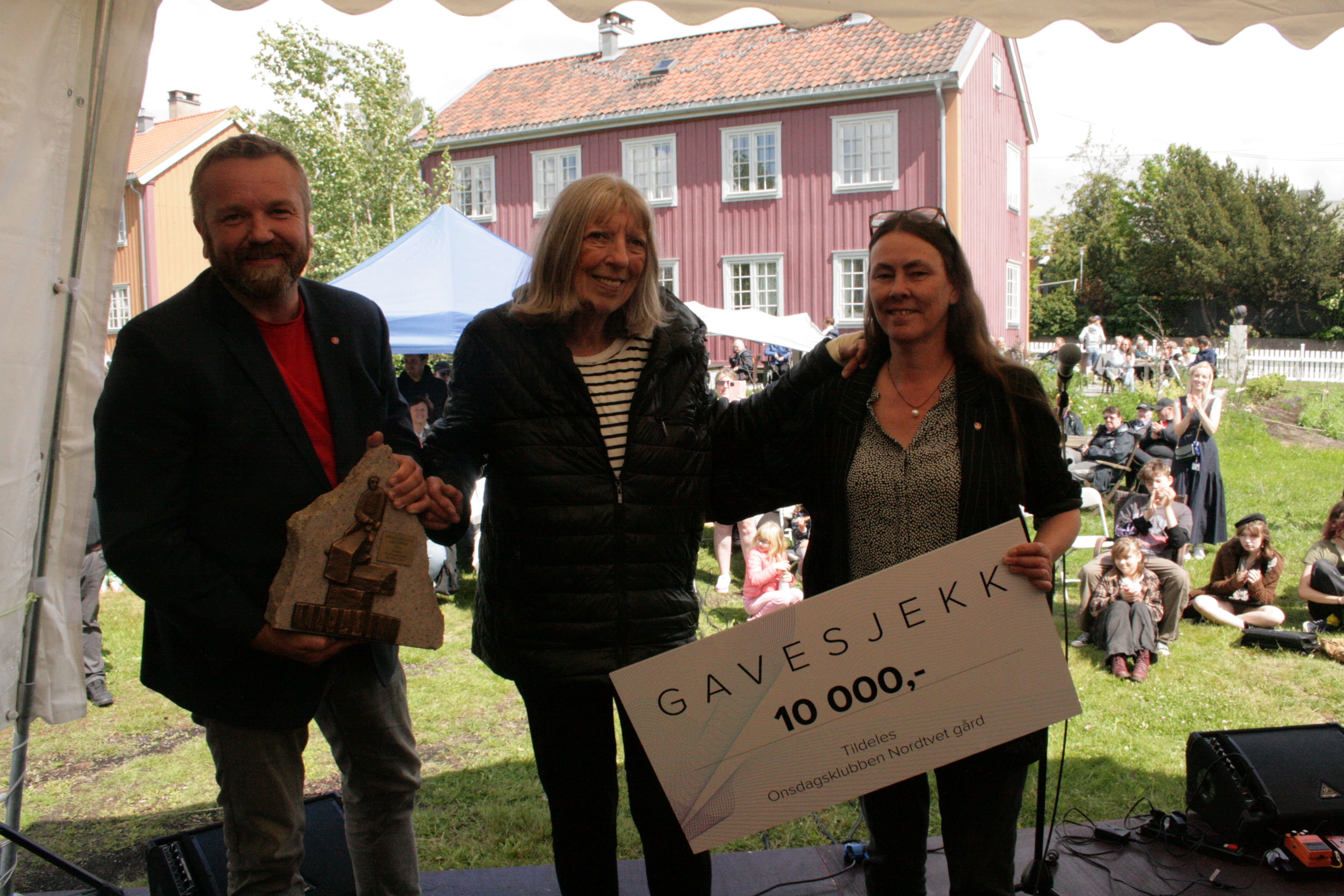 ÅRETS VINNER: BU-leder Anders Røberg-Larsen (Ap, f.v.) kunne sammen med Siri Fossheim (t.h.) presentere Randi Skog med årets kulturpris.