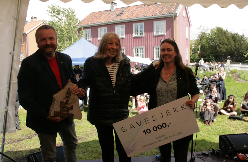 ÅRETS VINNER: BU-leder Anders Røberg-Larsen (Ap, f.v.) kunne sammen med Siri Fossheim (t.h.) presentere Randi Skog med årets kulturpris.