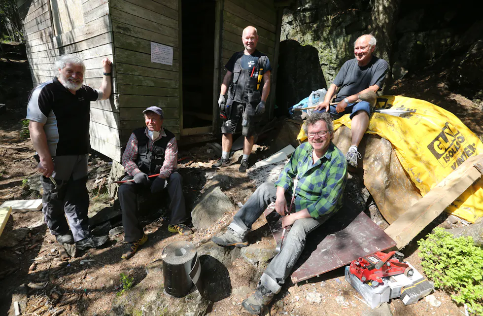I FARE: Haralds hytte i Grefsenkleiva risikerer å forsvinne, frykter Håvard Pettersen. Her avbildet foran den aktuelle hytta sammen med Pero Wennemo, Yngve Sem (byggmester), Øystein Bettum og Hans Christian Bakke under en større opprustning av hytta.