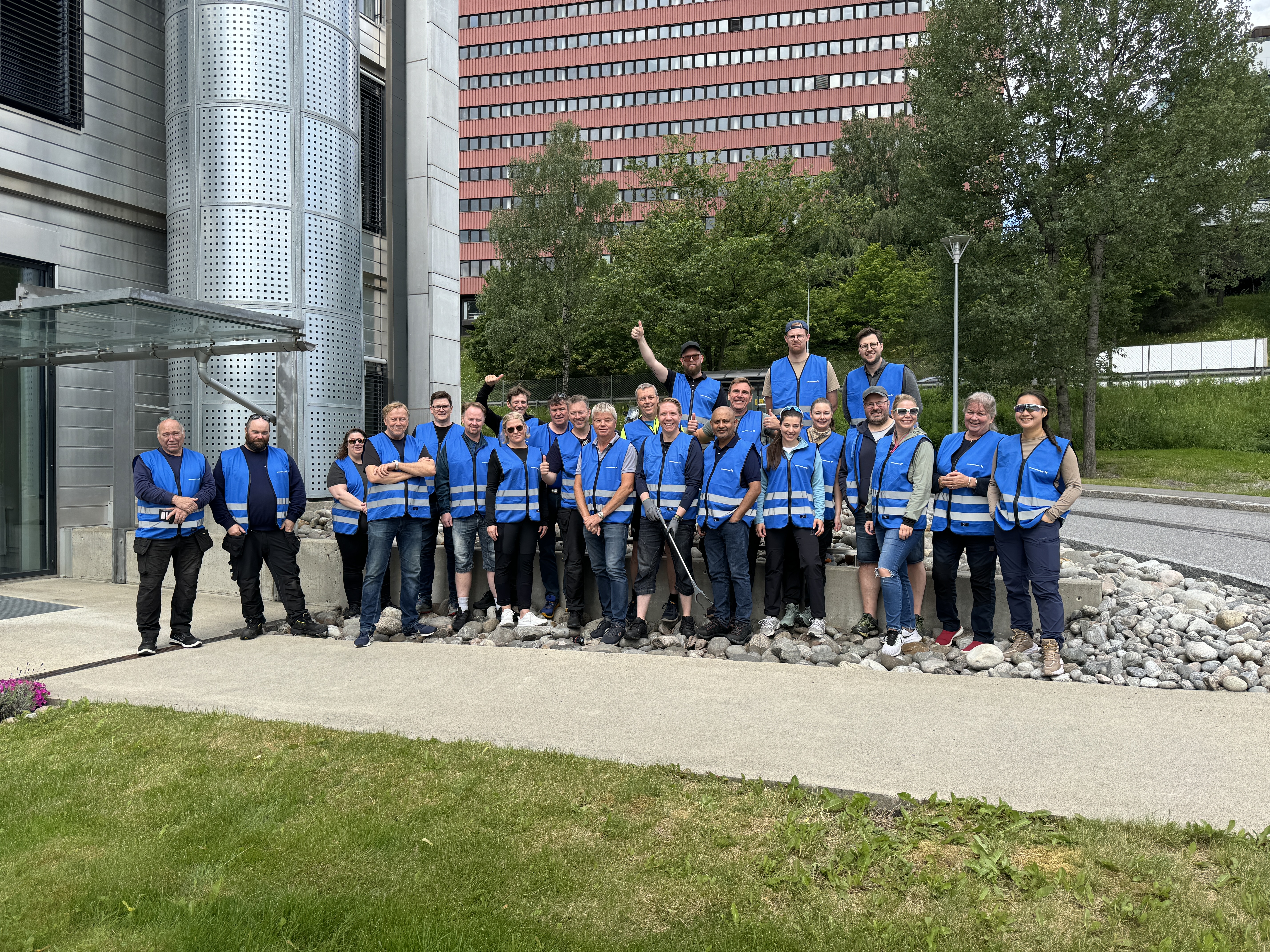 SAMLET: Denne gjengen ryddet og gjorde det fint.