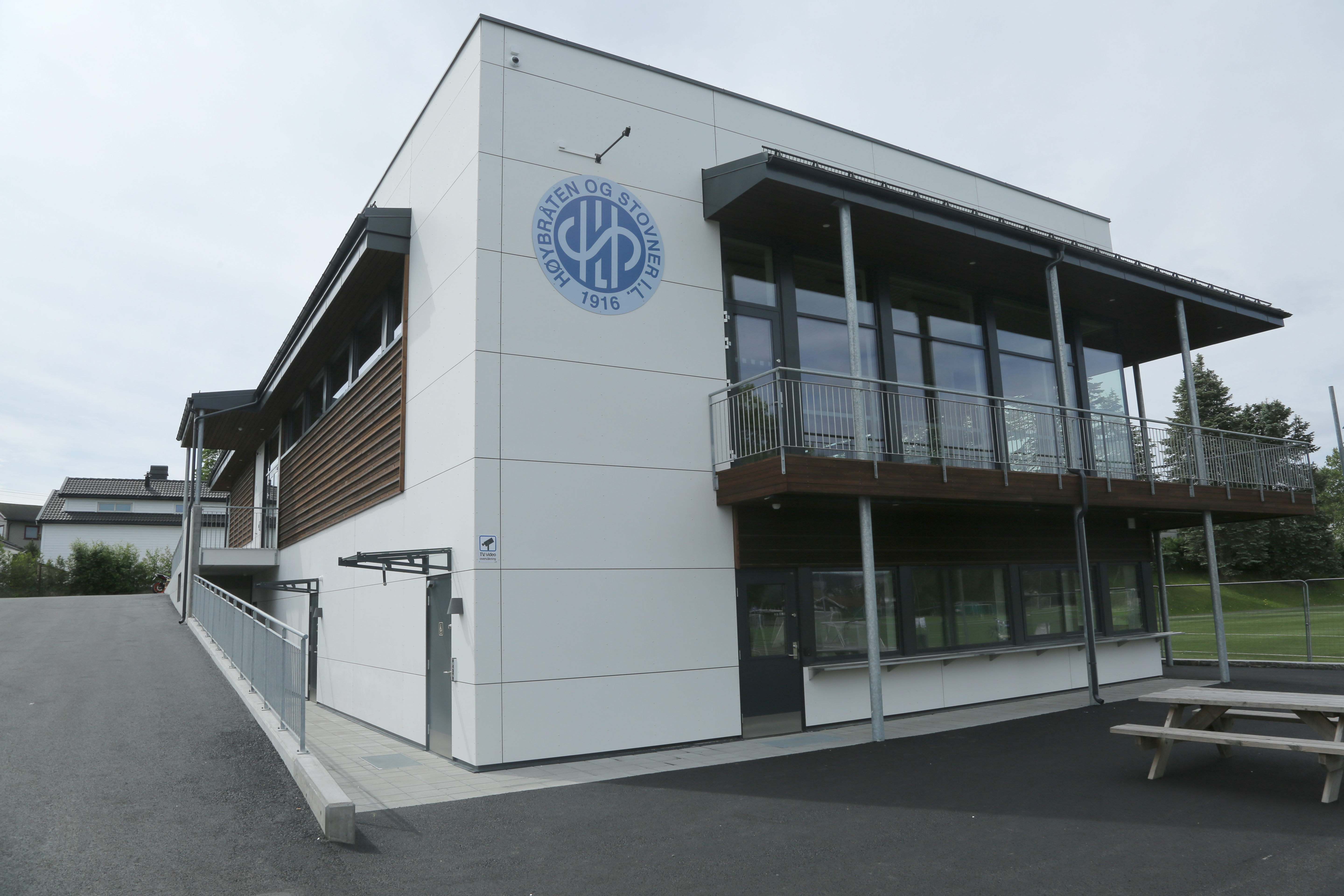 NYTT KLUBBHUS FOR HØYBRÅTEN OG STOVNER IL
