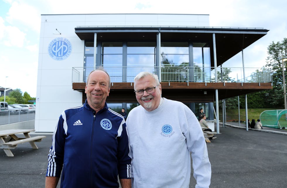 SPORTSLIG SKRIBENT: Lokalhistoriker Rolf E. Torbo (t h) har skrevet flere bøker om Høybråten, ikke minst 100-års jubileumsboken til Høybråten og Stovner IL. Sammen med formann Jon Schmidt gleder han seg over at det nye klubbhuset har kommet på plass.