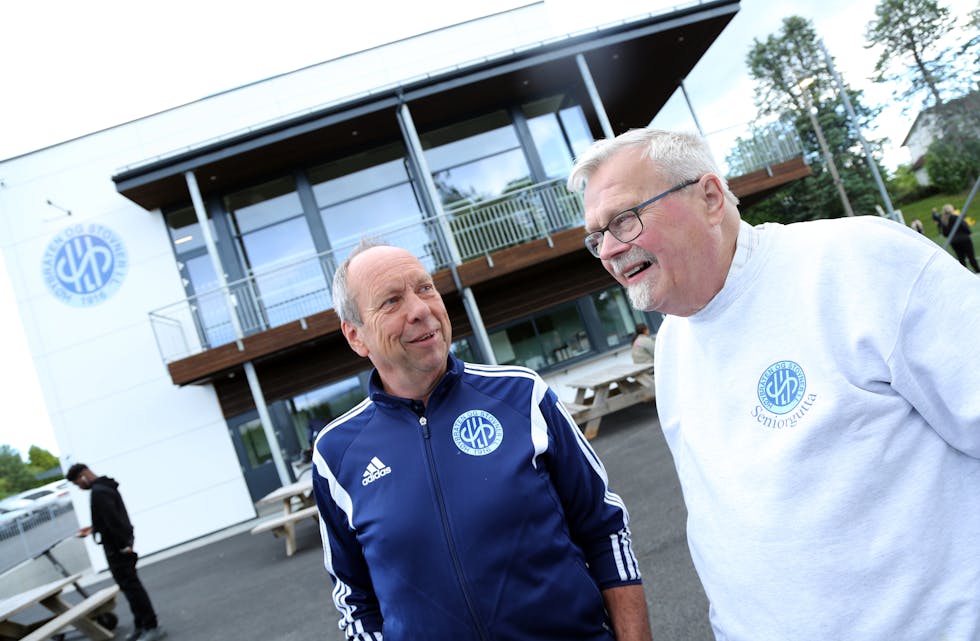 HØR HER: Når Rolf E. Torbo (t h) begynner å fortelle om gamle idrettsminner på Høybråten, koser Jon Schmidt seg. Det var spesielt da den eldre garde kom til ham etter brannen med sine personlige minner han ble overmannet av en intens glød for å få et nytt klubbhus på plass igjen så fort som mulig.