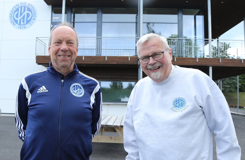 SPORTSLIG SKRIBENT: Lokalhistoriker Rolf E. Torbo (t h) har skrevet flere bøker om Høybråten, ikke minst 100-års jubileumsboken til Høybråten og Stovner IL. Sammen med formann Jon Schmidt gleder han seg over at det nye klubbhuset har kommet på plass.