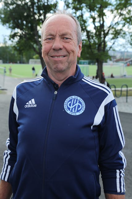 FORTJENT SKRYT: Formann Jon Schmidt har stått i det gjennom flere år med både hallen i Idrettens Hus Nordbyen og byggingen av nytt klubbhus på Høybråten. Selv ser han på seg selv som en brikke i det hele. Det samme synet har ikke de mange rundt ham - de mener Jon har vært riktig mann til rett tid gjennom flere turbulente år med brann, pandemi og bygging av nytt klubbhus.