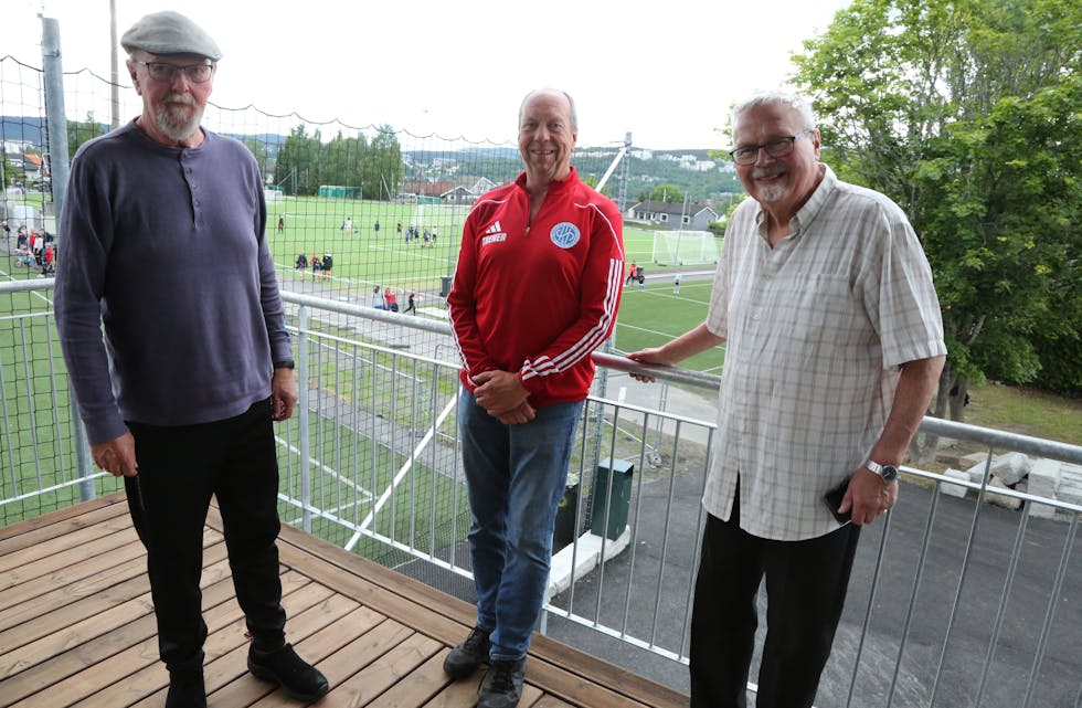 MODEN IDRETTSGJENG: Dan Brovold (f v), Jon Schmidt og Rolf E. Torbo representerer mange års lokalhistorikk på Høybråten, ikke minst idrettshistorien.