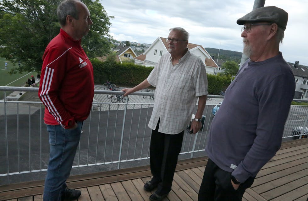 FØRSTE STOPPESTED: Jon Schmidt (f v) lytter til Rolf E. Torbo og Dan Brovold som har tusenvis av historier å fortelle, blant annet at det første klubbhuset rett etter andre verdenskrig lå akkurat der hvor treet i bakgrunnen står.