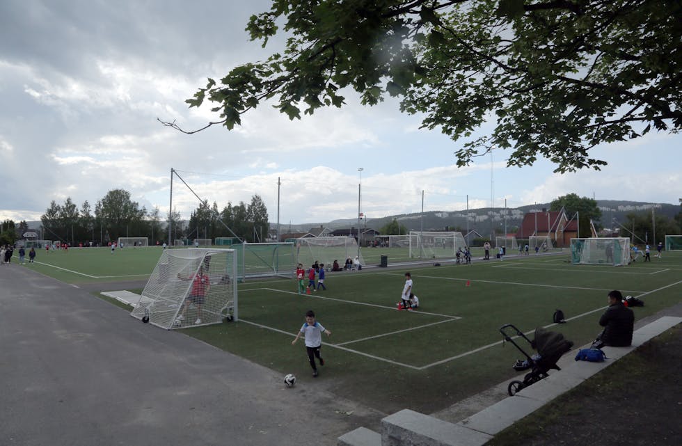 FOTBALLBANENE PÅ HØYBRÅTEN