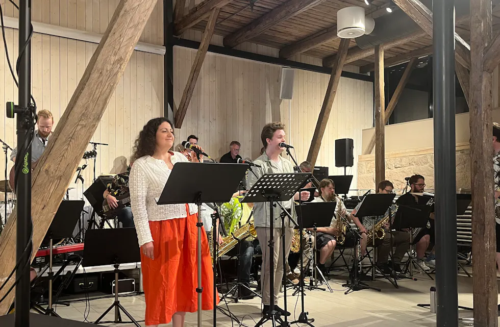 Angelica Matveeva og Trygve Vighals som vokalister i front under sommerkonserten til Romsås storband.