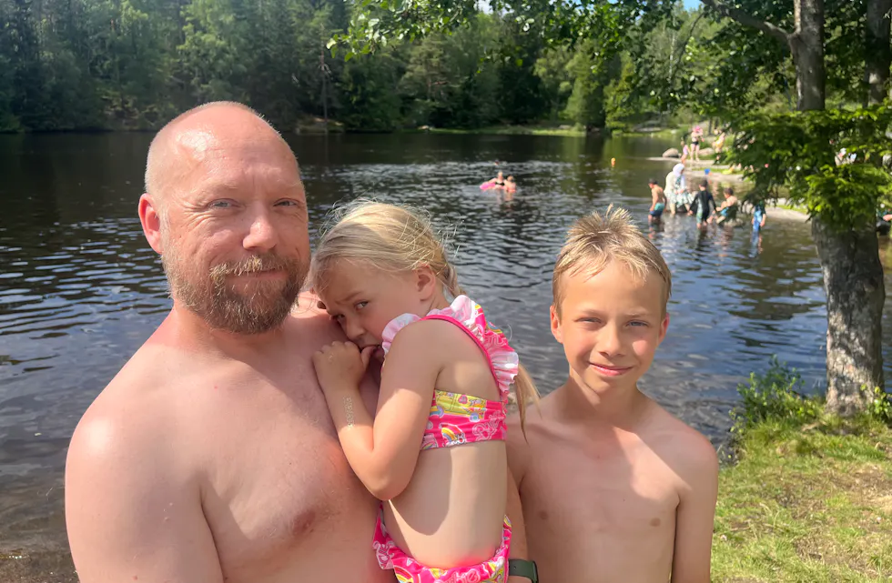 Pappa Jan Helge (f.v), Eira og Gard nyter sola maksimalt på Badedammen.