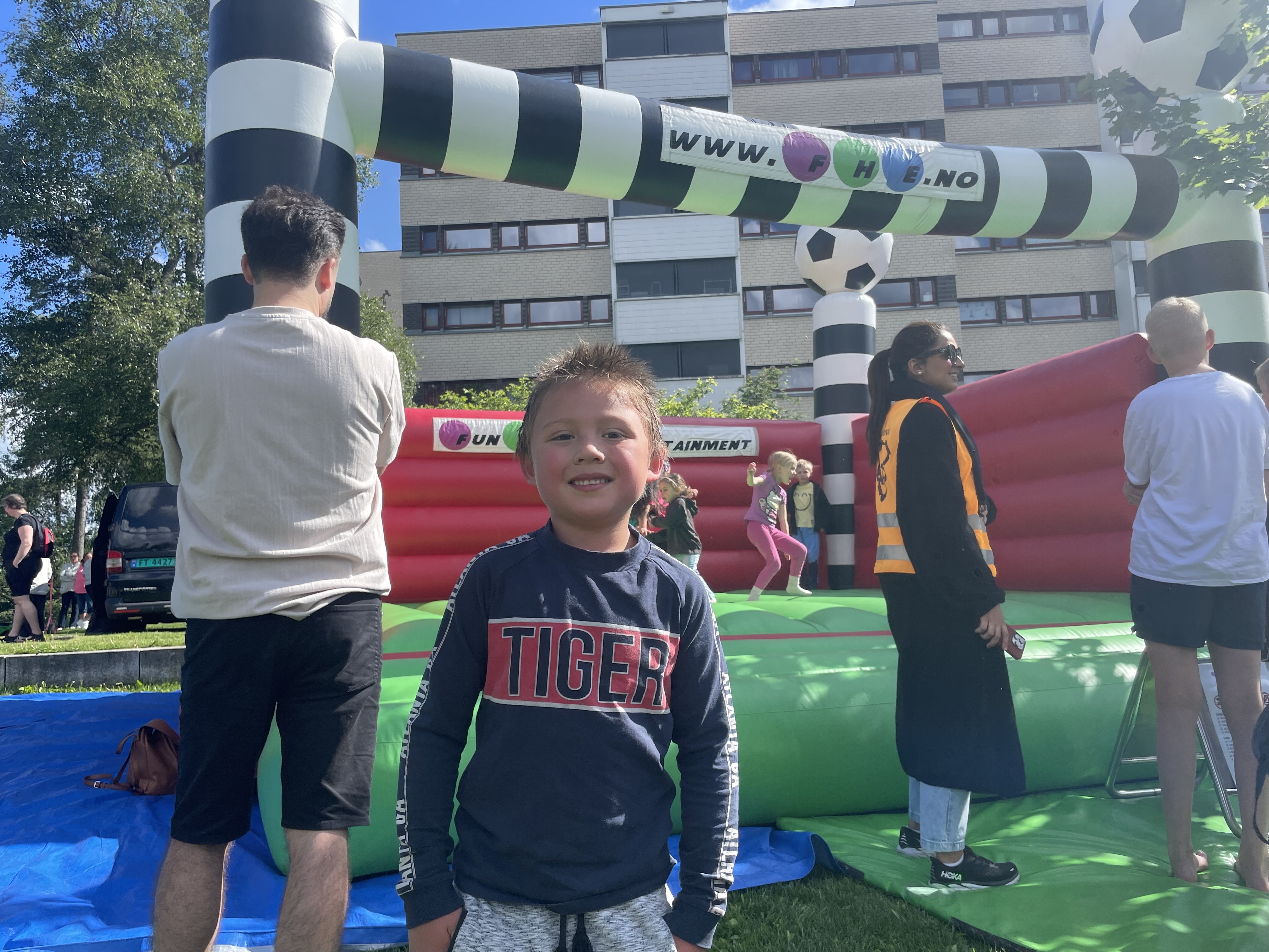 STORFORNØYD: Seks år gamle Kevin var storfornøyd med hoppeslottene og hadde knapt tid til et lite intervju (Foto: Nikolai Hjetland).