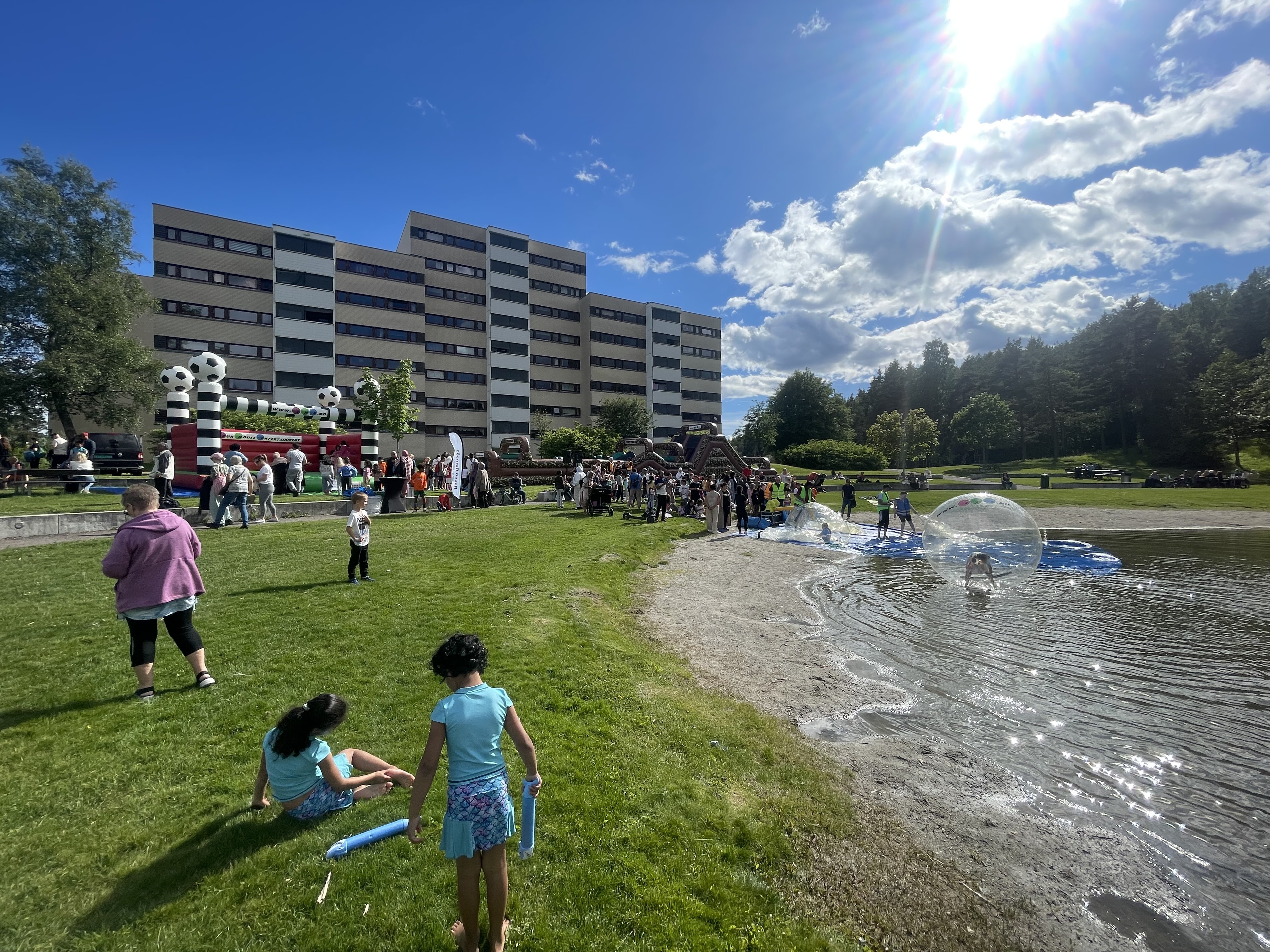 STRÅLENDE DAG: Sola skinnte og alle oppmøtte stilte med godt humør, som gjorde ettermiddagen på Svarttjern meget vellykket (Foto: Nikolai Hjetland).