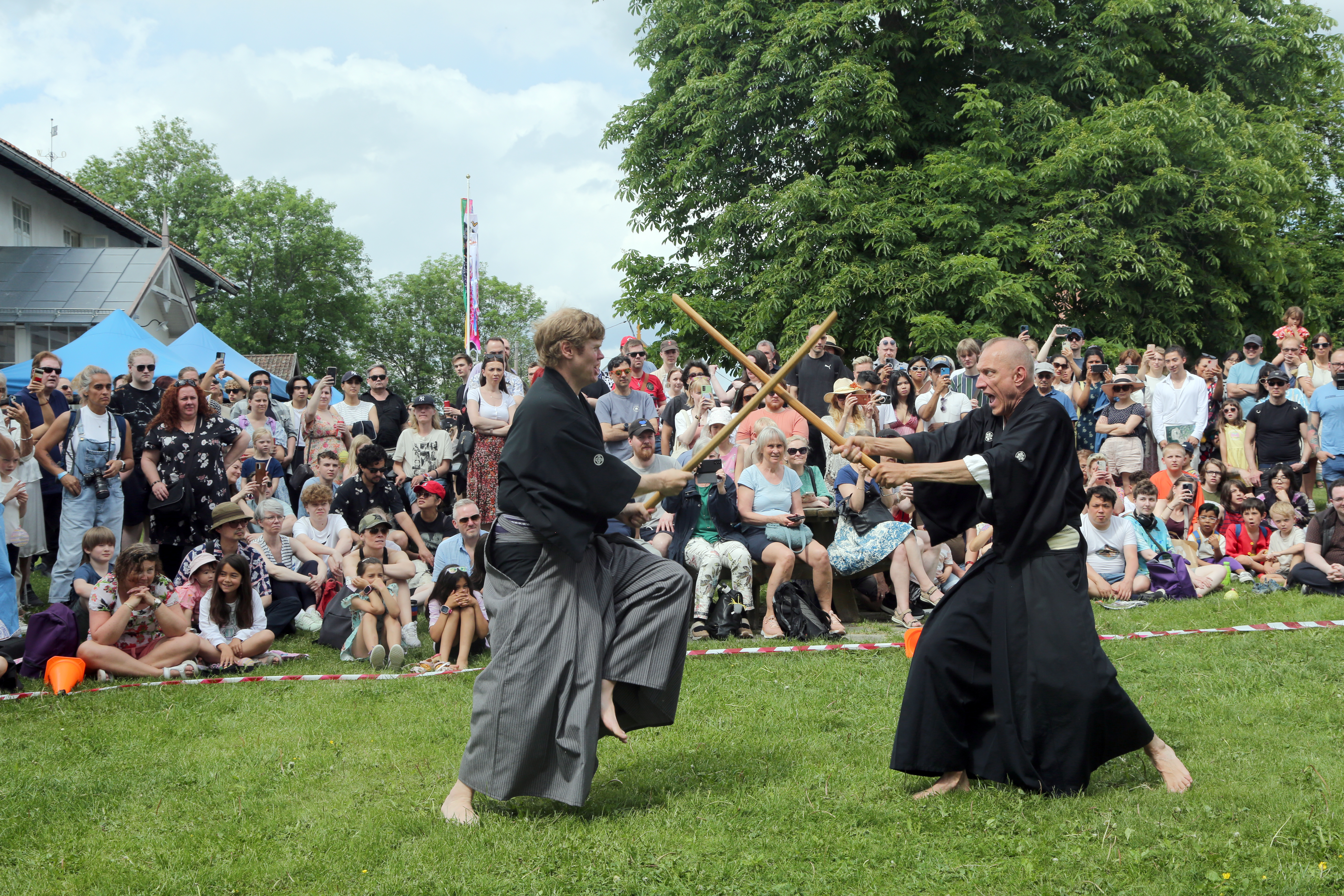 KAMPGLADE KARER: Medlemmer fra Iaido demonstrerte japansk kampsport.