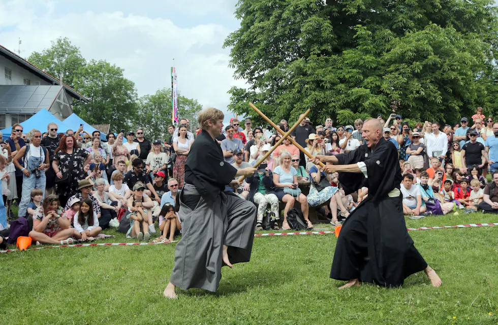 KAMPGLADE KARER: Medlemmer fra Iaido demonstrerte japansk kampsport.