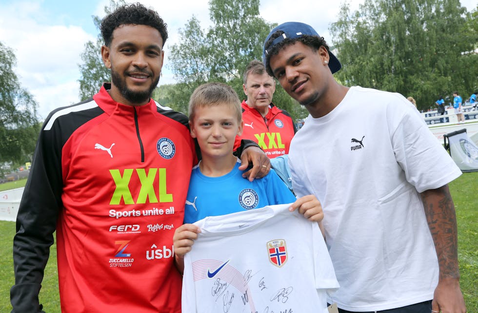 EKSTRA HELDIG: Lucas (11) vant straffesparkkonkurransen på fotballskolens første dag og vant en landslagstrøye med en masse autografer på - men ikke Oscar Bobb sin. Det ordnet seg på søndag da nettopp Oscar dukket opp og signerte trøya.