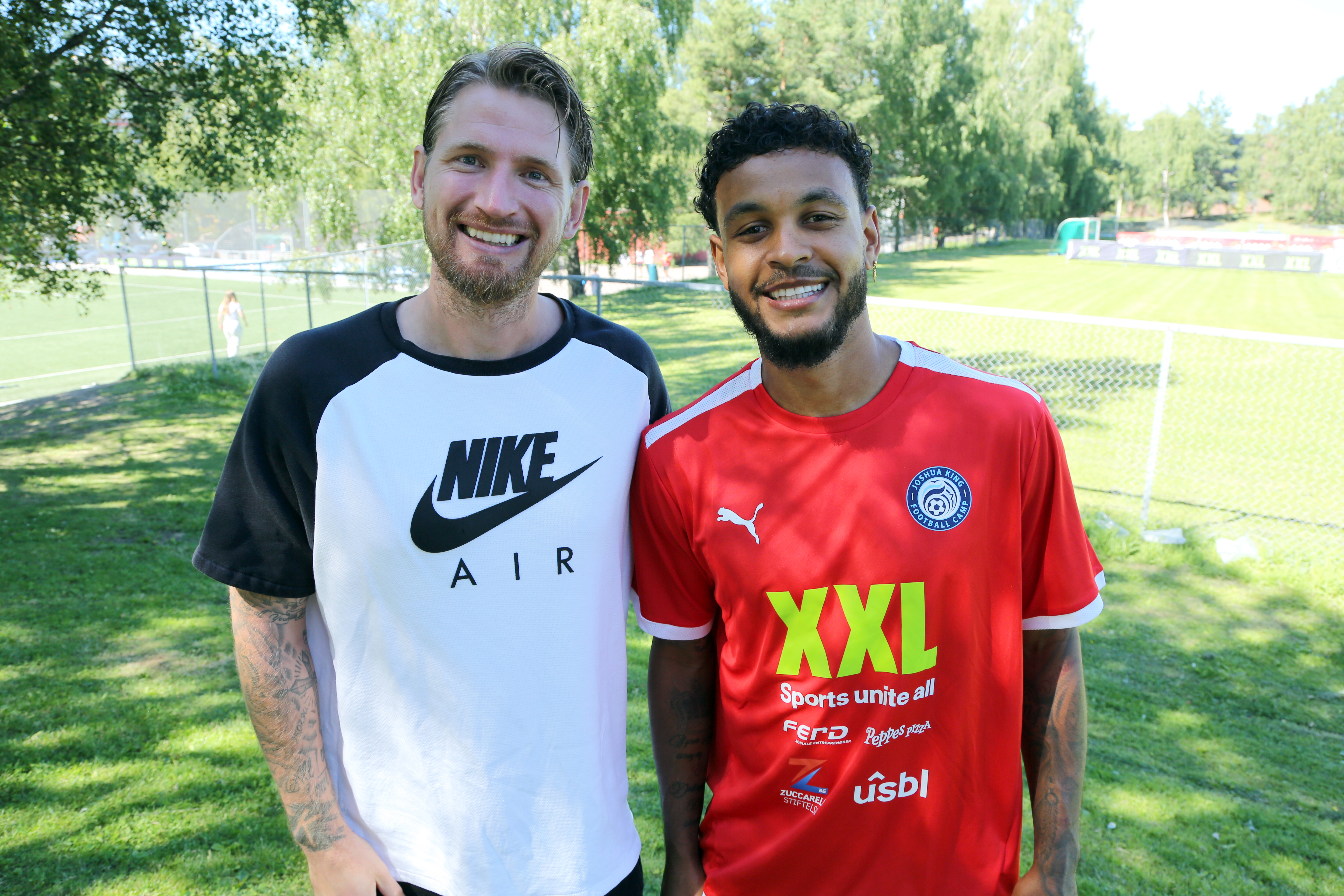 GAMLE KJENTE: Tidligere landslagskollega Stefan Strandberg, som måtte legge karrieren på hylla tidligere i år, tok turen til Rommensletta for å hilse på Joshua.