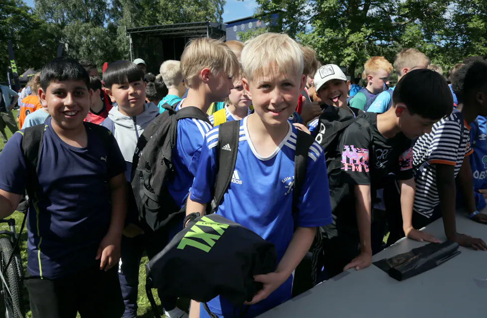PÅ PLASS: Erik (11) fra Lillestrøm har registrert seg og fått utlevert drakt og vannflaske - da er han klar til innsats på årets fotballskole.