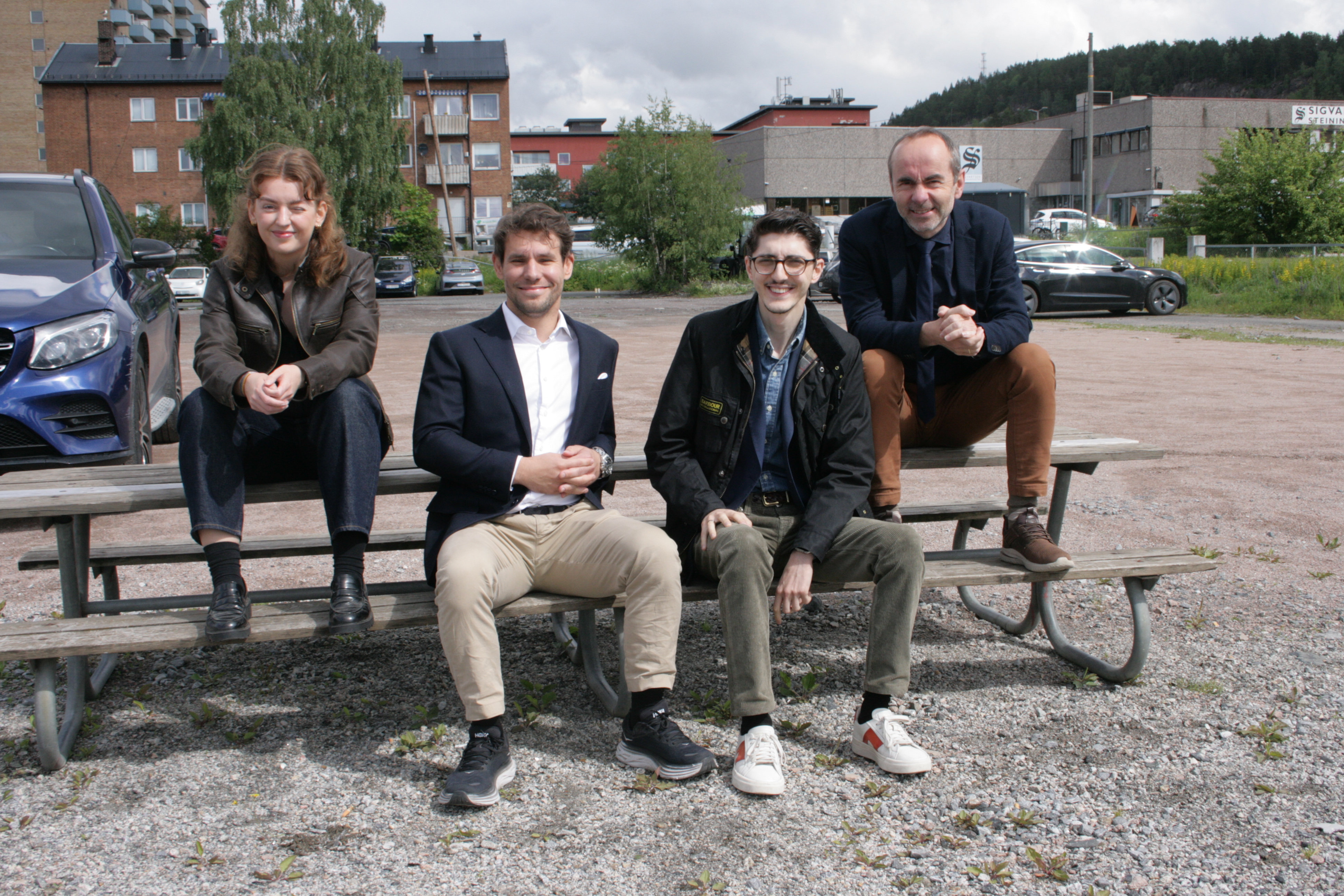 FÅR PROFF IS: På Grorud har det i årevis vært isflate om vinteren, men dekket er ikke tilpasset til bruken. Det endrer nå flertallet i bystyret på. Anna Dåsnes (V, f.v.), Magnus Birkelund (Frp), Mehmet Kaan Inan (H) og Øyvind Håbrekke (KrF) gleder seg på Groruds vegne.